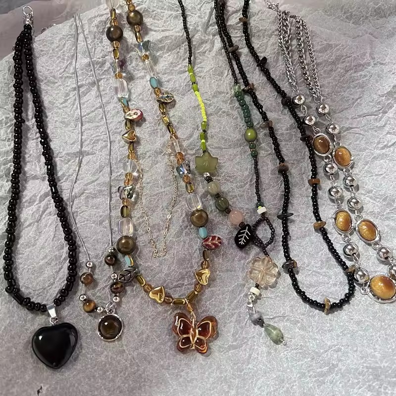 Butterfly Clasp Deployant - สร้อยคอหินไทเกอร์อายสไตล์โบฮีเมียน ประดับด้วยลูกปัดหลากสี พร้อมจี้รูปผีเสื้อ หัวใจ ใบไม้ และดาว